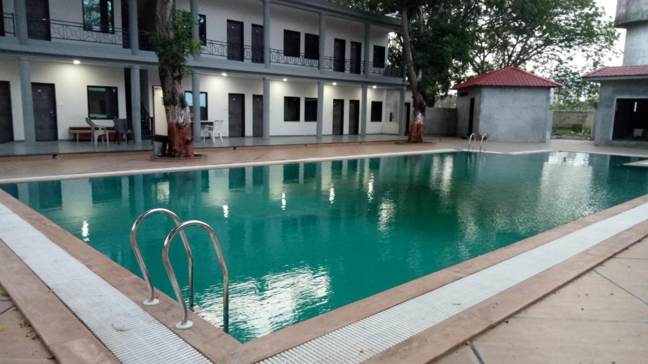 Laxmi Film City Resort วาโดดารา ภายนอก รูปภาพ