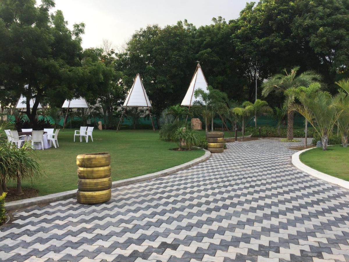 Laxmi Film City Resort วาโดดารา ภายนอก รูปภาพ
